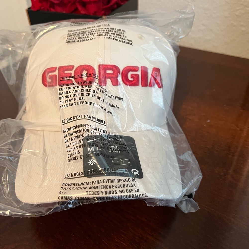 🧢 NWT Nike Georgia Bulldogs "Rise" Cap - Cream & Red - M/L 🐶
